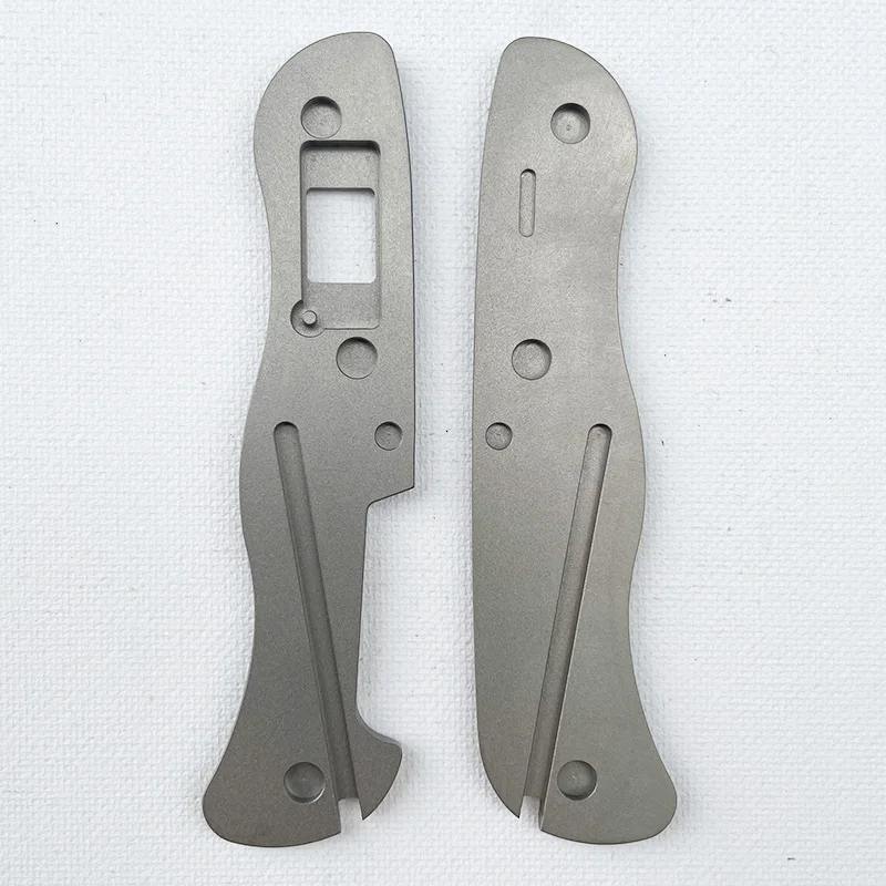 Échelles de poignée en titane avec trous carrés, outil de sauvetage de verrouillage de doublure opaque de l'armée suisse Victorinox, outil de soldat, 111mm, 1 paire