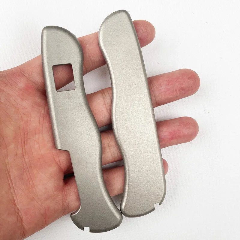 Échelles de poignée en titane avec trous carrés, outil de sauvetage de verrouillage de doublure opaque de l'armée suisse Victorinox, outil de soldat, 111mm, 1 paire