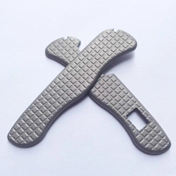 Échelles de poignée en titane avec trous carrés, outil de sauvetage de verrouillage de doublure opaque de l'armée suisse Victorinox, outil de soldat, 111mm, 1 paire – Image 5
