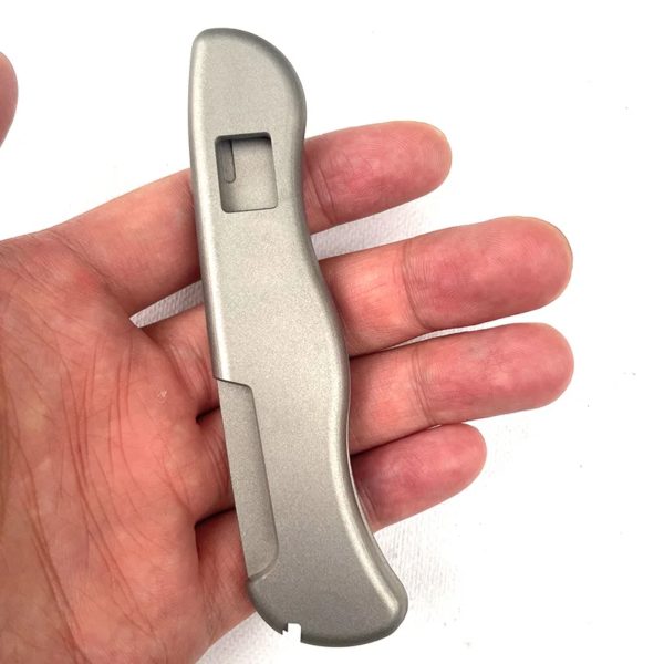 Échelles de poignée en titane avec trous carrés, outil de sauvetage de verrouillage de doublure opaque de l'armée suisse Victorinox, outil de soldat, 111mm, 1 paire – Image 4