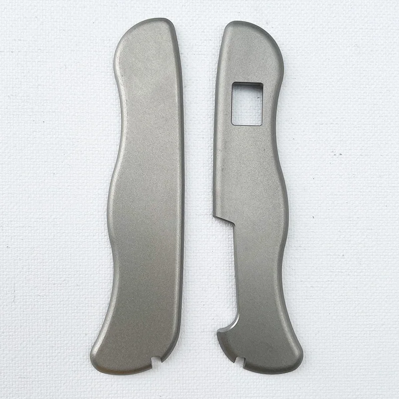 Échelles de poignée en titane avec trous carrés, outil de sauvetage de verrouillage de doublure opaque de l'armée suisse Victorinox, outil de soldat, 111mm, 1 paire